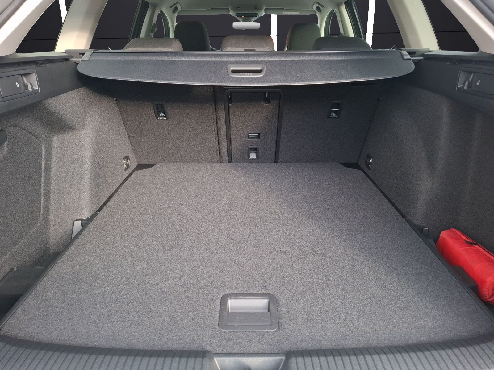 Fahrzeugabbildung Volkswagen Golf VIII Variant TSI Life STH LED Navi ACC HUD