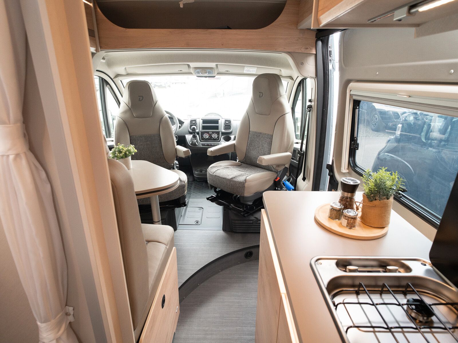 Fahrzeugabbildung Dethleffs Globetrail 600 DK Fiat Heckauszug/Rahmenfenster