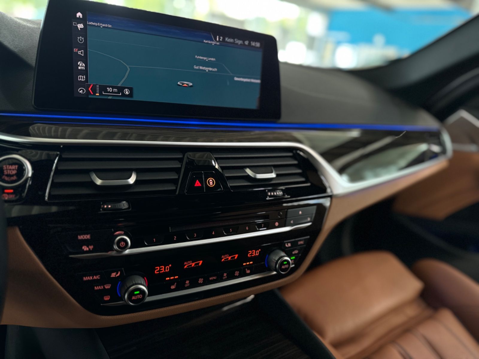 Fahrzeugabbildung BMW 520d xD Sport Line Panorama Kamera HUD DAB HiFi