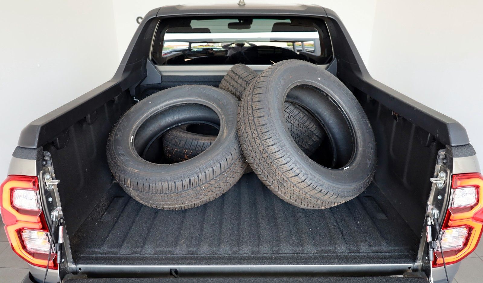 Fahrzeugabbildung Toyota Hilux 2.8 D-4D Invincible Sport,Leder,ACC,AHK+WR