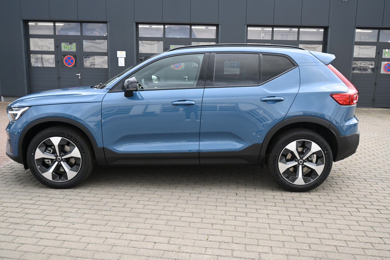 Fahrzeugabbildung Volvo XC40 B3 DSG Plus Dark*360°*ACC*AHK*Allwetter