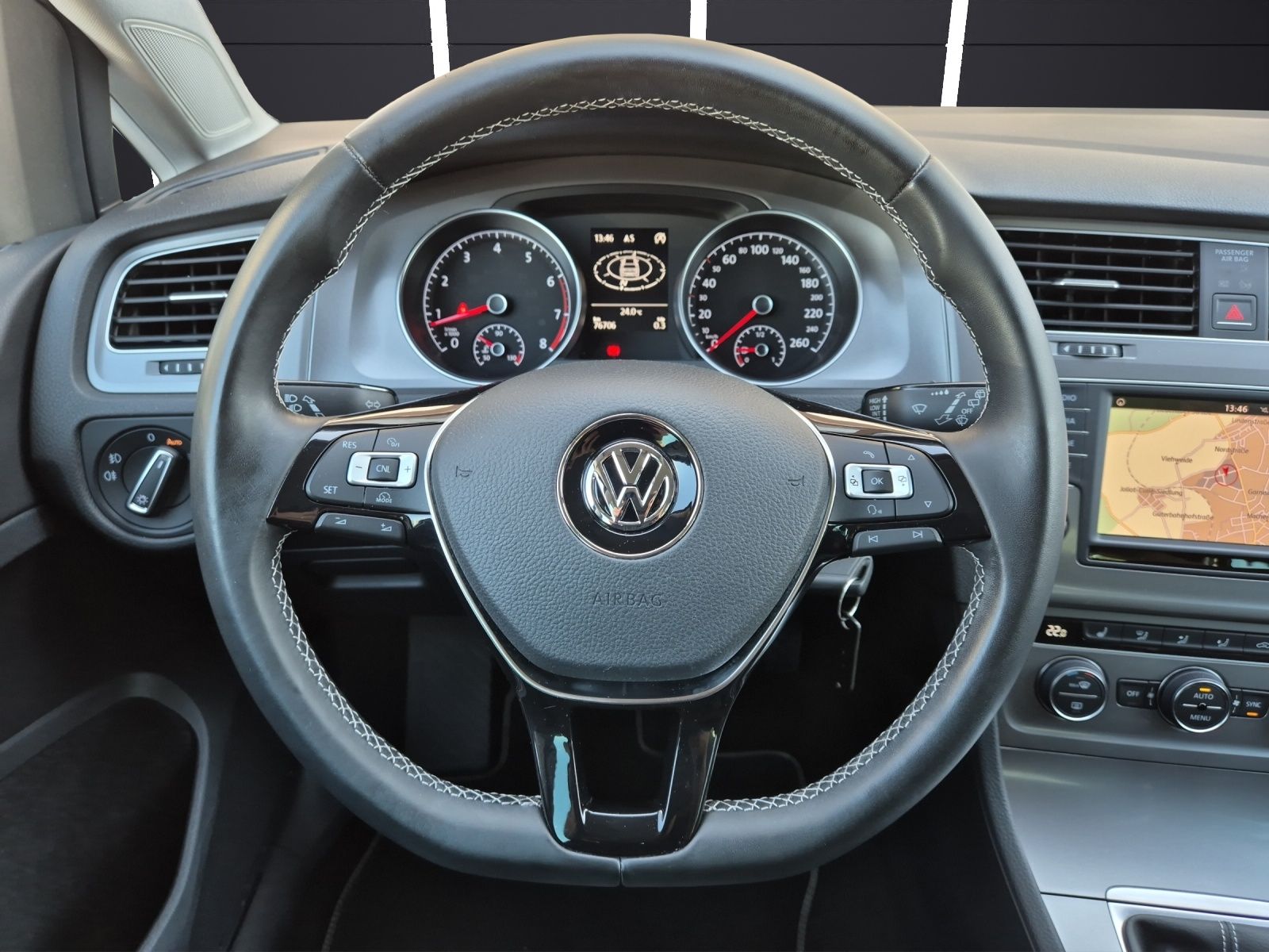 Fahrzeugabbildung Volkswagen Golf VII TSI Lounge Xenon Navi Climatronic GRA P