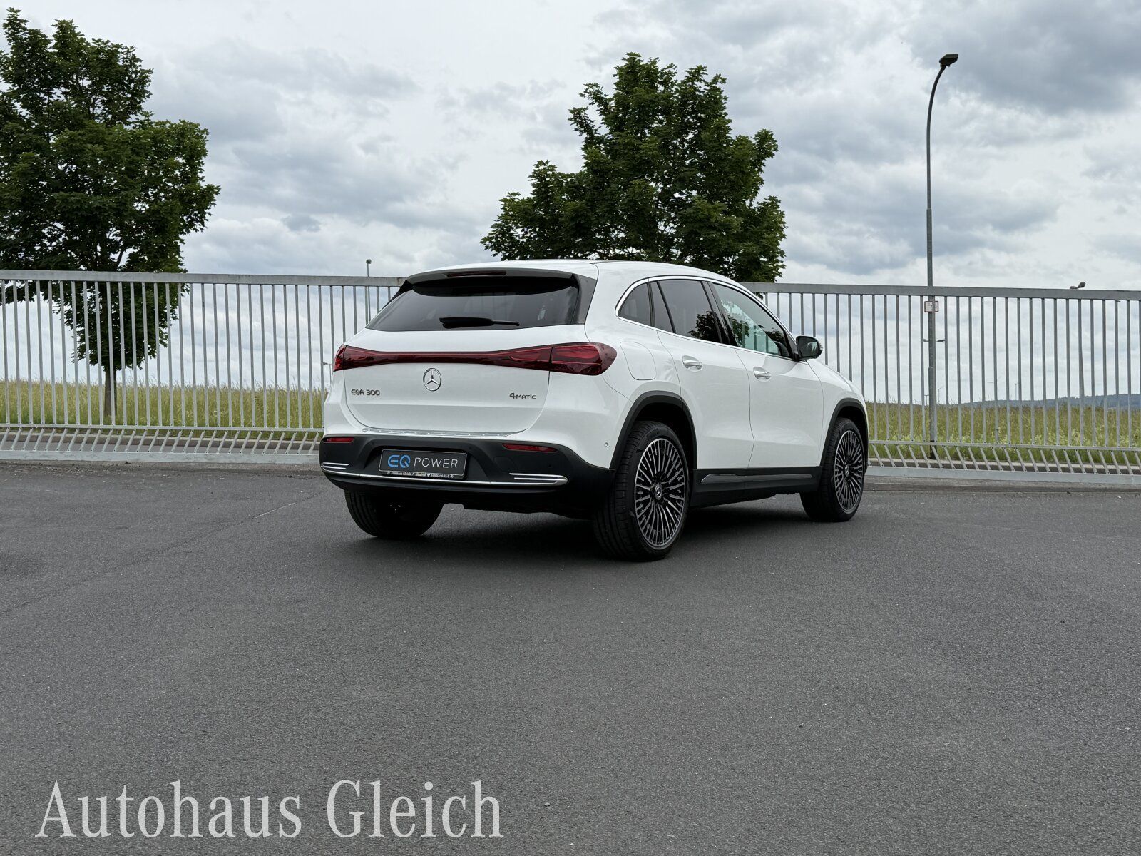 Fahrzeugabbildung Mercedes-Benz EQA 300 Electric Art 4Matic Navi/Distronic/Klima