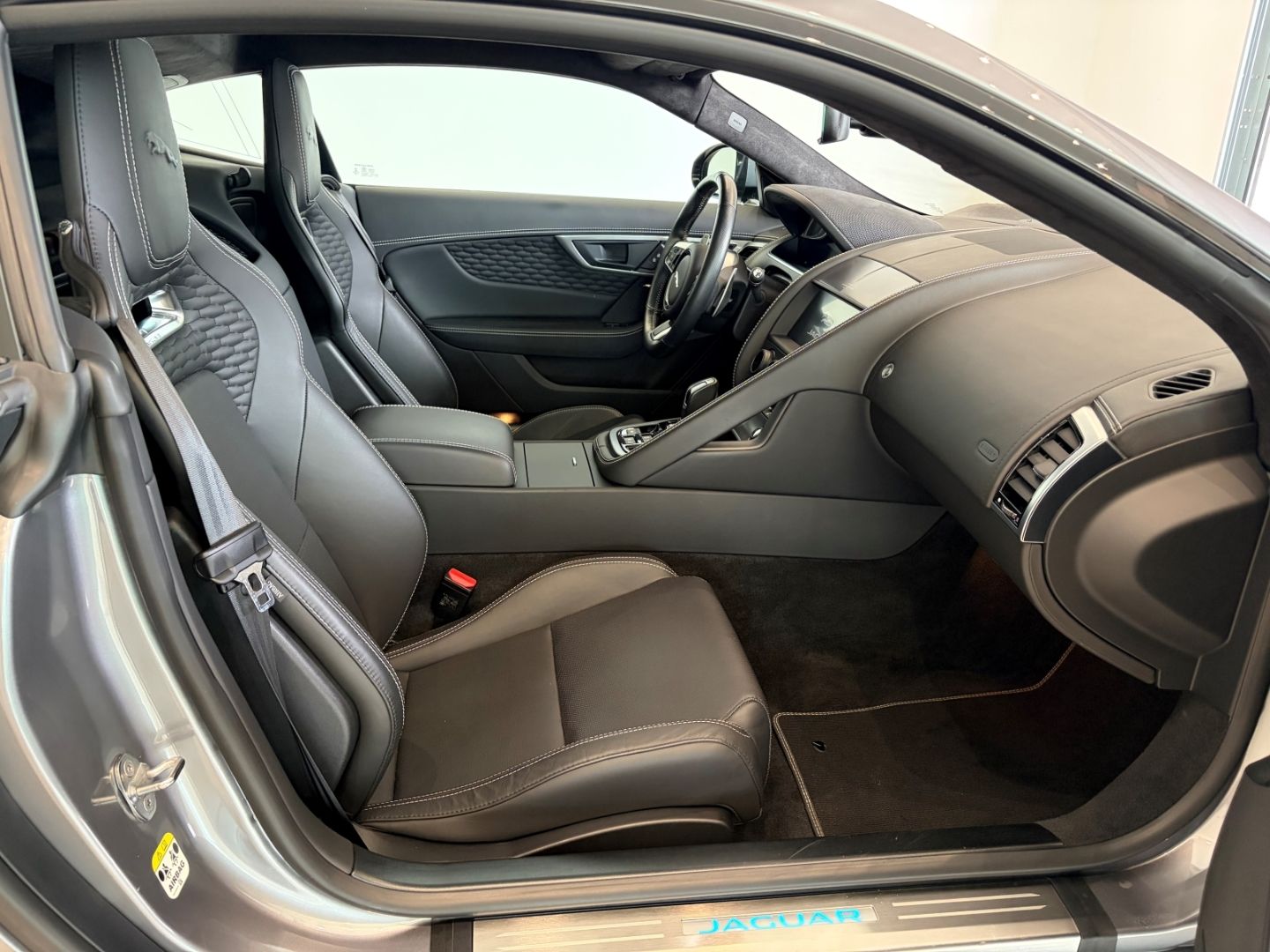 Fahrzeugabbildung Jaguar F-Type P300 Coupe R-Dynamic Black Panorama 20''