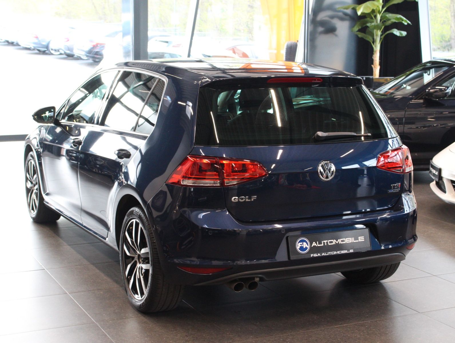 Fahrzeugabbildung Volkswagen Golf 1.4 TSI BMT Highline*Navi*Bi-Xenon*PDC