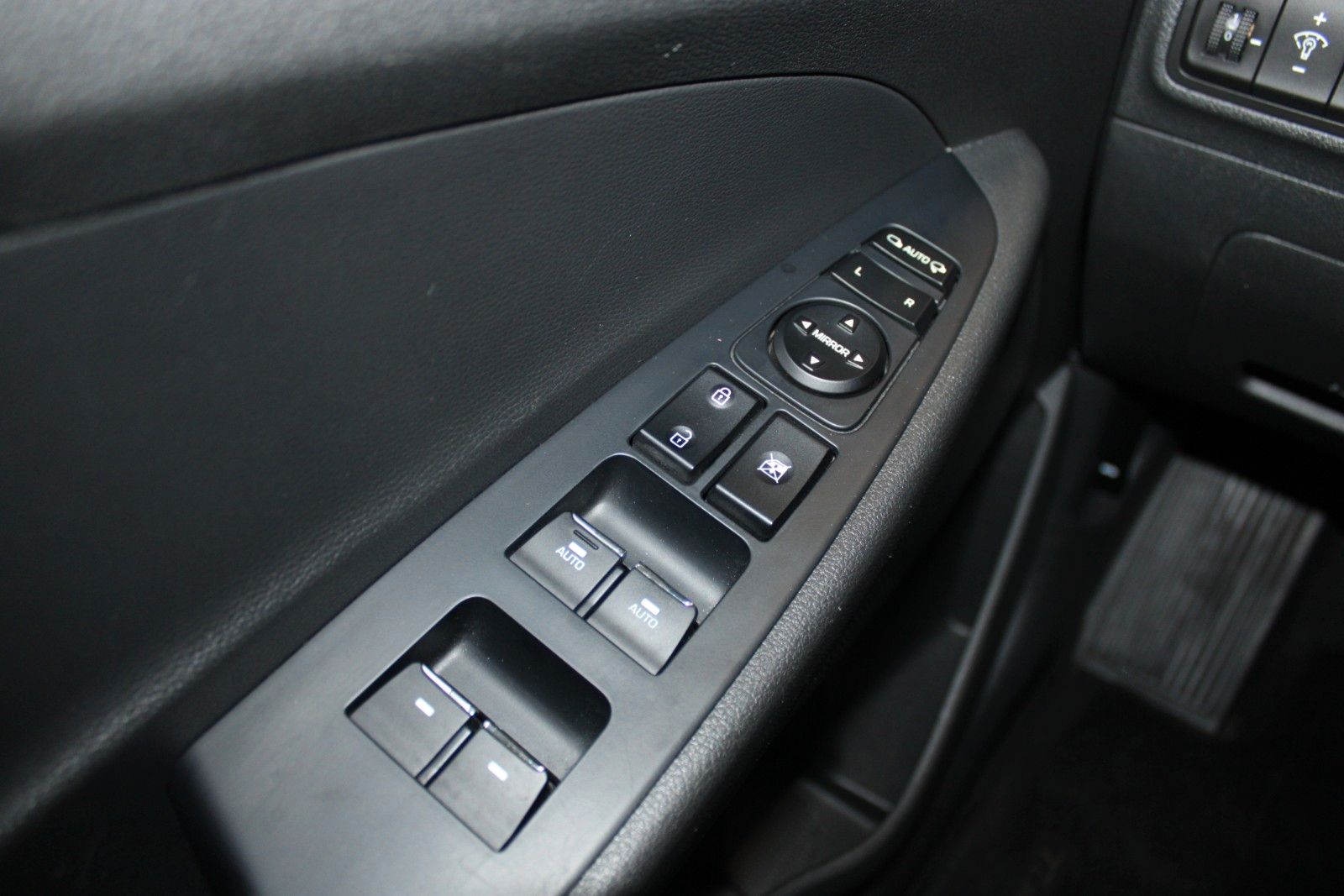 Fahrzeugabbildung Hyundai TUCSON STYLE Aut. NAVI AHK LED SHZ CAM uvm.