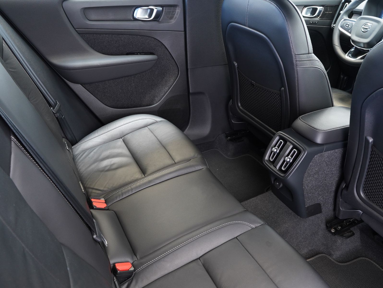 Fahrzeugabbildung Volvo XC40 B4 B R Design LED/NAVI/ACC/LEDER/360°