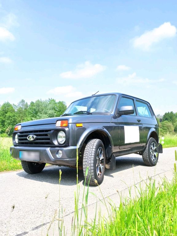 Image of Lada Urban