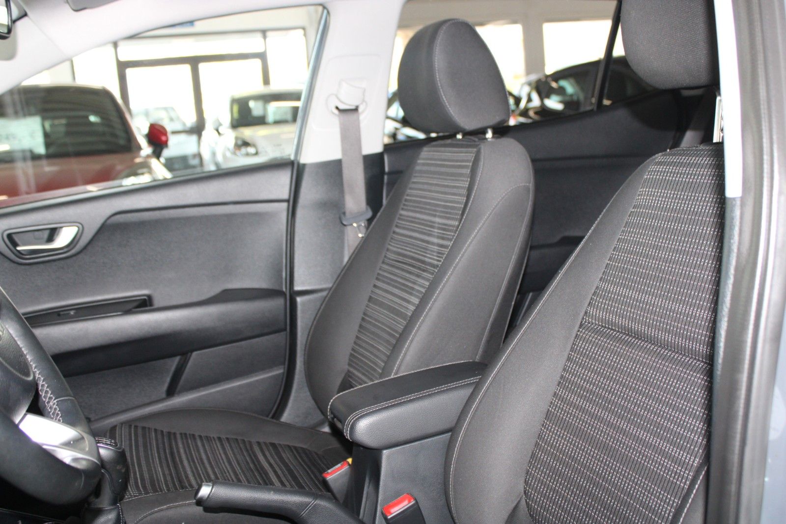 Fahrzeugabbildung Kia Stonic KLIMAAUTO Kamera PDC DAB SHZ LHZ 1.Hand