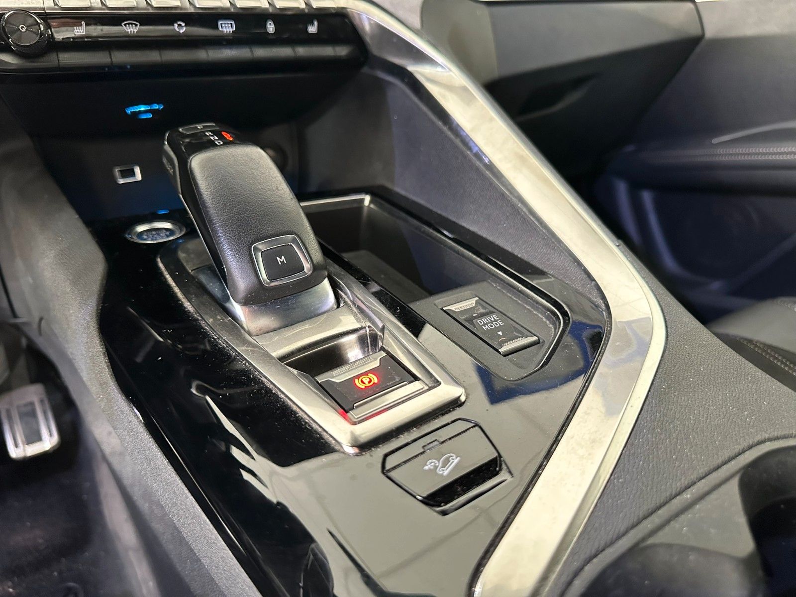 Fahrzeugabbildung Peugeot 5008 GT -PACK 1.5D LED/NAVI/SHZ/ALCANTARA/AHK