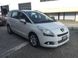 Peugeot 5008 1.6 HDi 115CV Allure - Peugeot 5008 mit Diesel-Antrieb: Kleinbus, 1.6