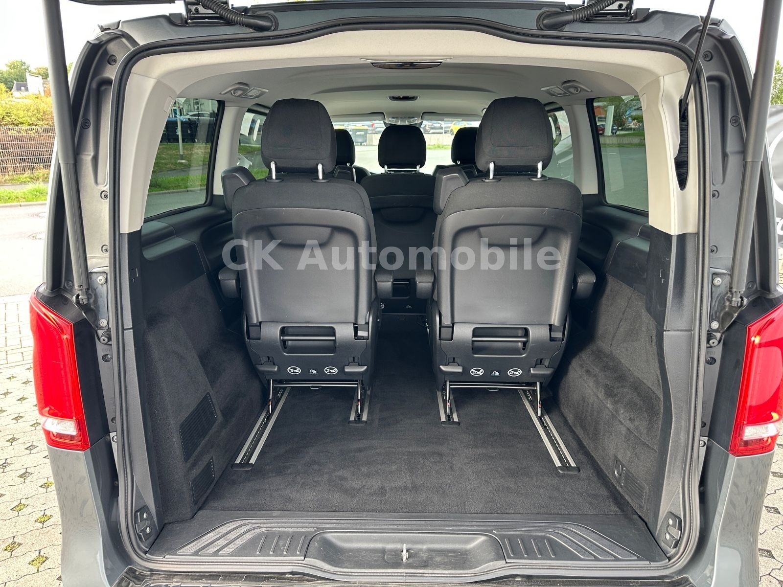 Fahrzeugabbildung Mercedes-Benz V 250d EDITION 4MATIC lang/7 Sitze/Navi/LED/AHK