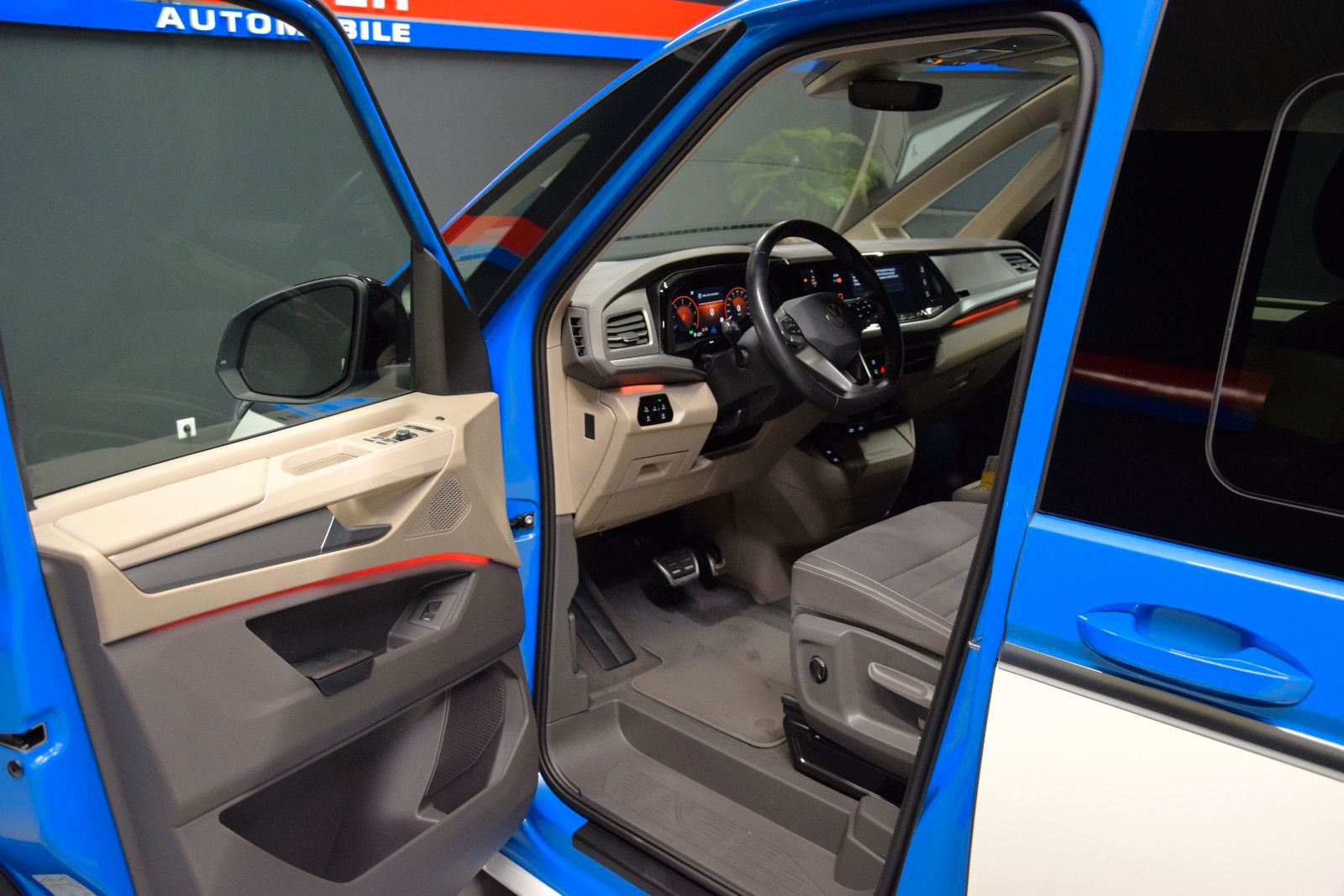 Fahrzeugabbildung Volkswagen T7 Multivan Style lang  HuD vis-a-vis ACC bi-col