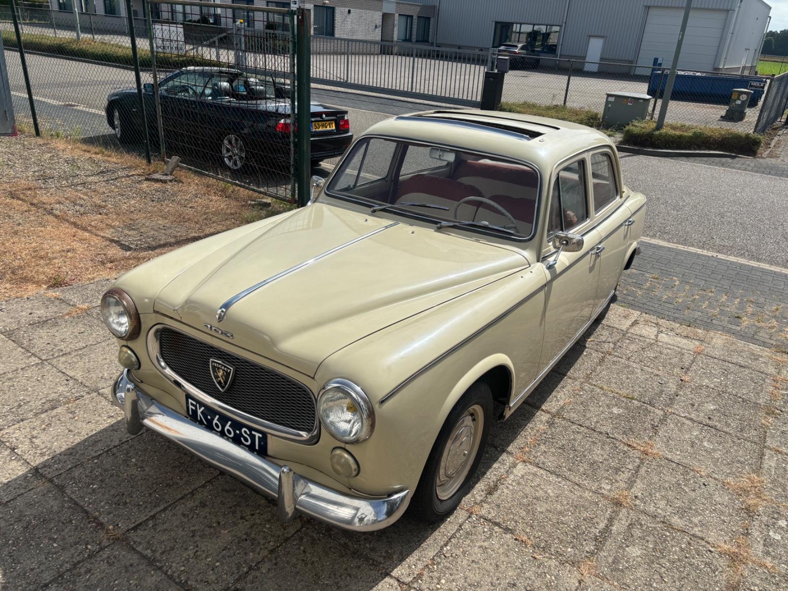 Peugeot 403 Grand Luxe mit Schiebedach