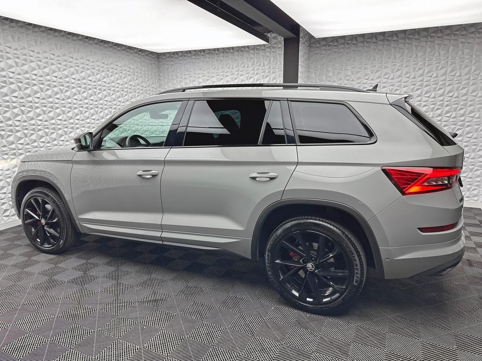 Fahrzeugabbildung SKODA KODIAQ RS TDI 4X4/7-SITZE/PANO/STDHZ/AHK/ACC/360