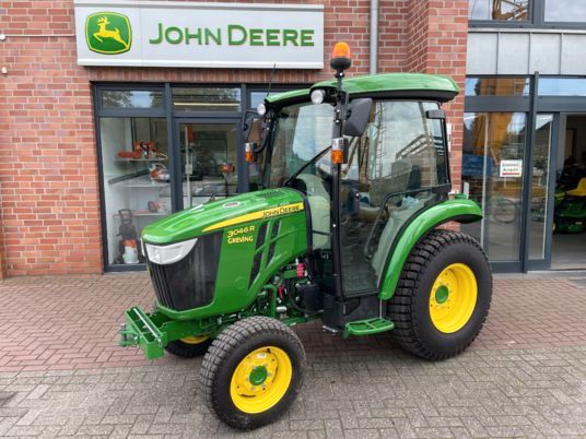 John Deere 3046R