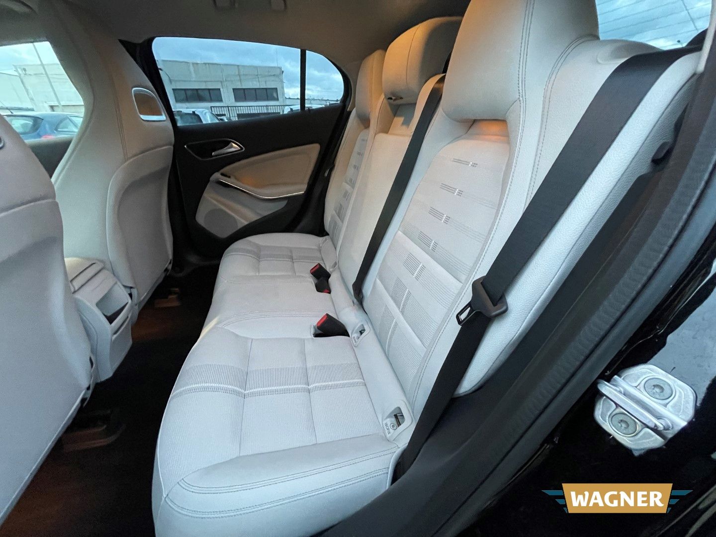 Fahrzeugabbildung Mercedes-Benz GLA 180 Sport Utility Sitzheizung Navi