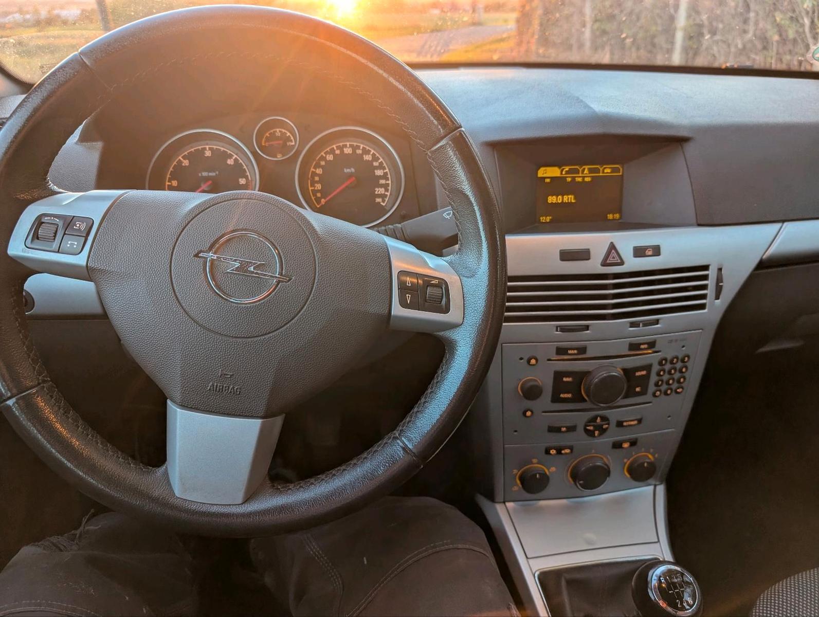 Opel Astra 2008 — engine 110 HP (81kW)