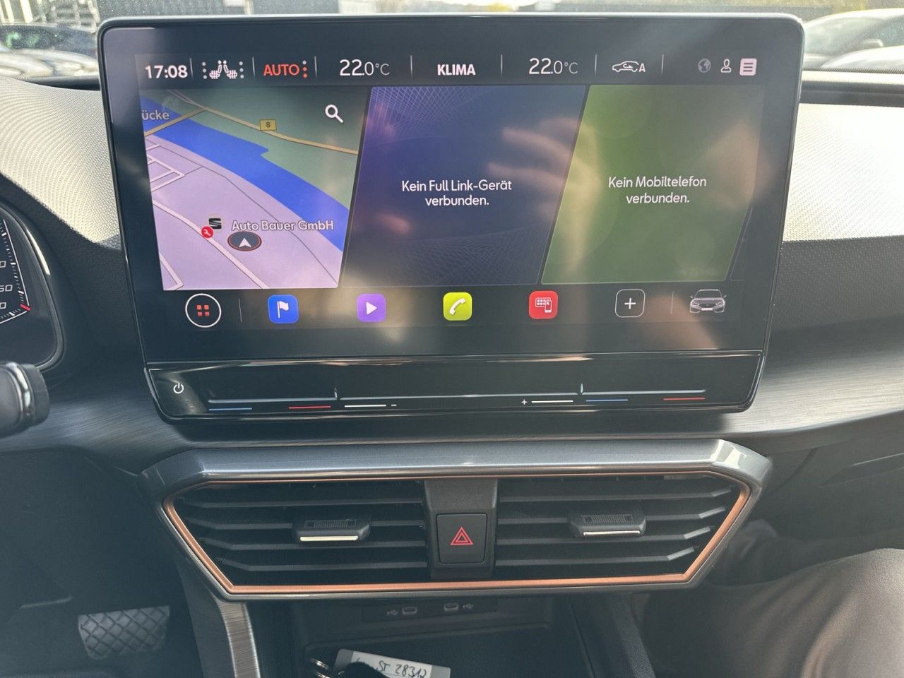 Fahrzeugabbildung CUPRA Leon Sportstourer 1.5 eTSI 150 PS DSG - mit KI generiert/bearbeitet