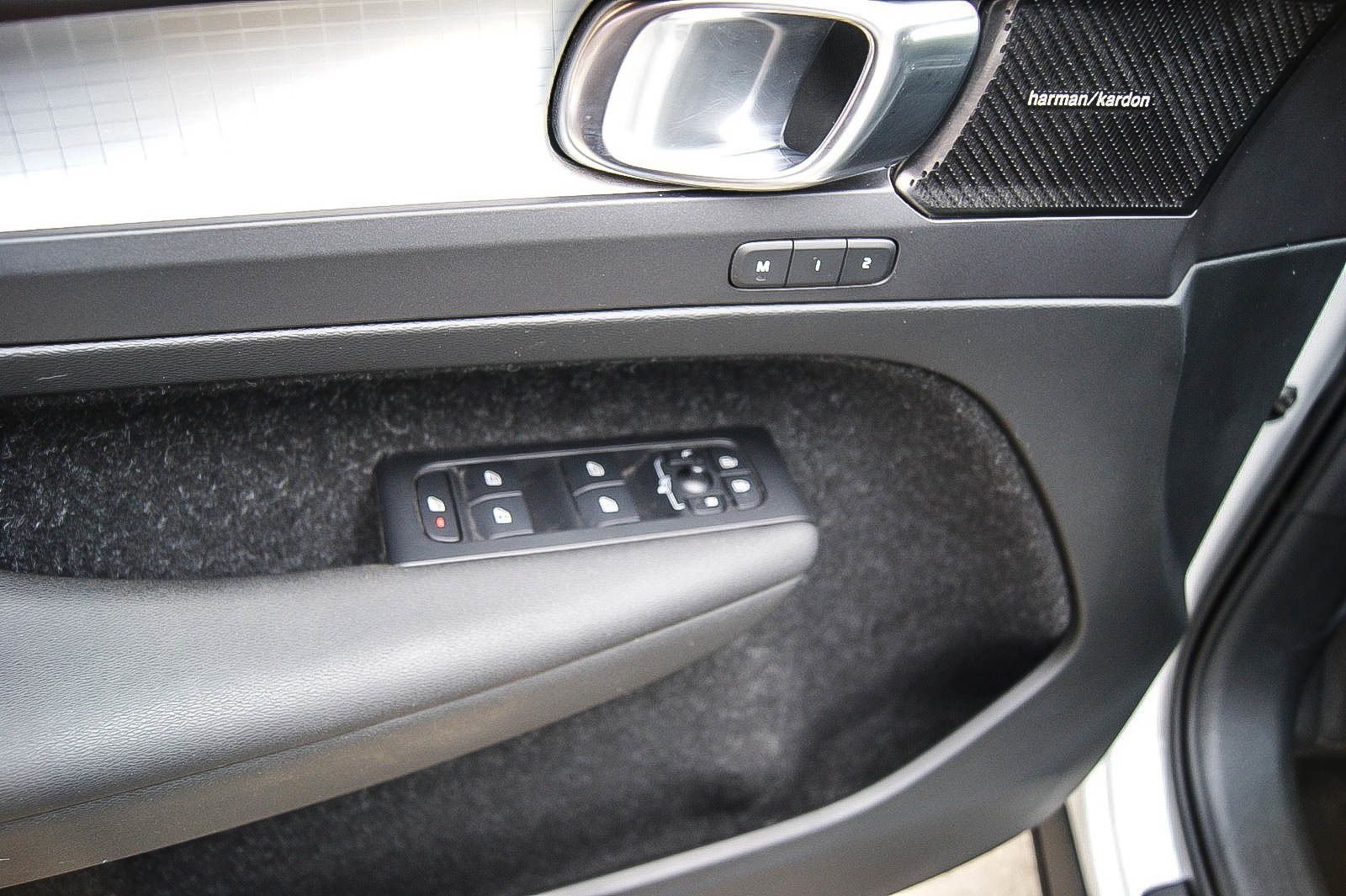 Fahrzeugabbildung Volvo XC40 D4 Momentum Pro AWD 4x4 LEDER ANHZV PRO-PAK