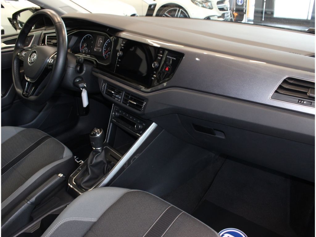 Fahrzeugabbildung Volkswagen Polo VI Highline 1.0 TSI PDC vo&hi+ Sportsitze