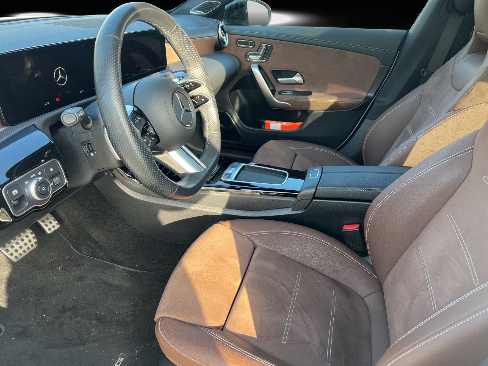 Fahrzeugabbildung Mercedes-Benz CLA 220 d Shooting Brake AMG Burme PANO KeyGo