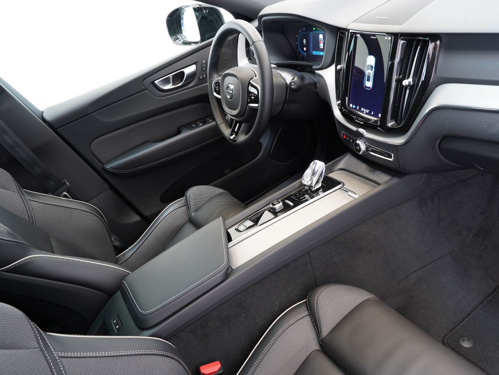 Fahrzeugabbildung Volvo XC60 B4 D AWD Plus Dark PANORAMA/LED/ACC/AHK