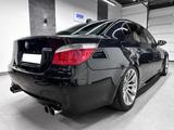 BMW E60 M5 - BMW M5: E60