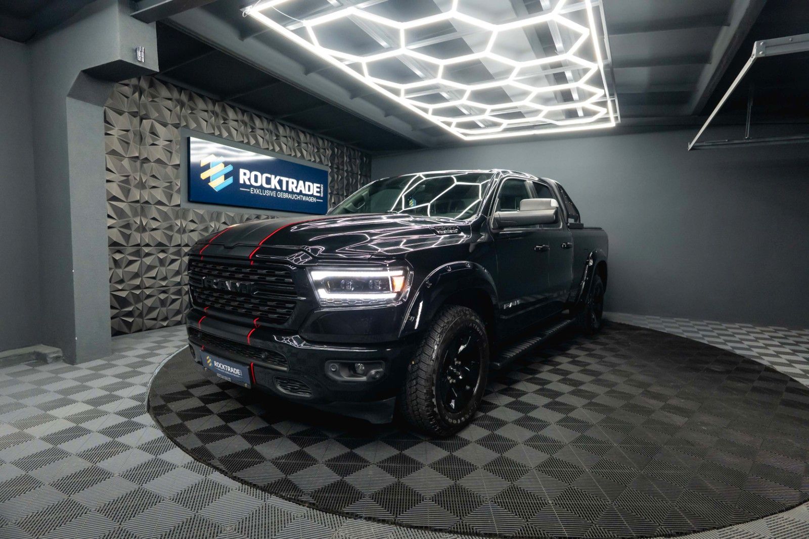 Fahrzeugabbildung Dodge RAM 5.7 V8 HEMI 4x4 OFFROAD Night-Paket LONGBED