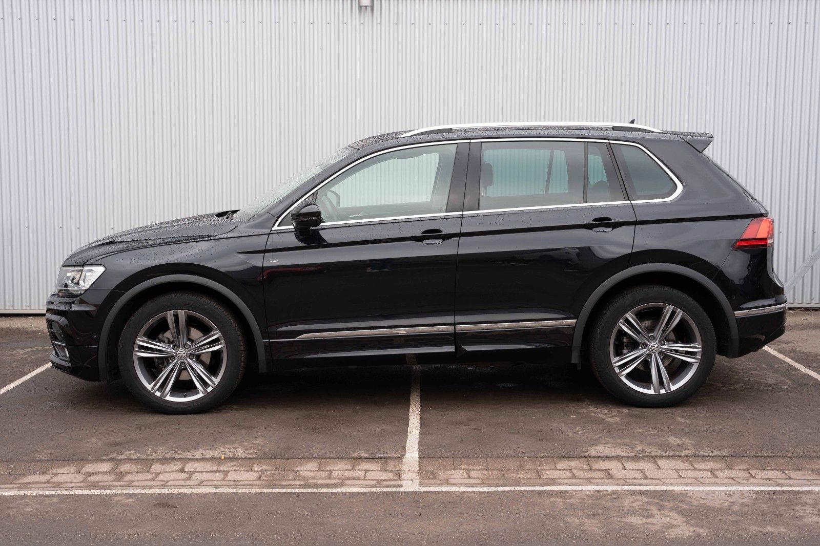 Fahrzeugabbildung Volkswagen TIGUAN R-LINE 2.0 TDI DSG LED KAM LANE TEMP ACC