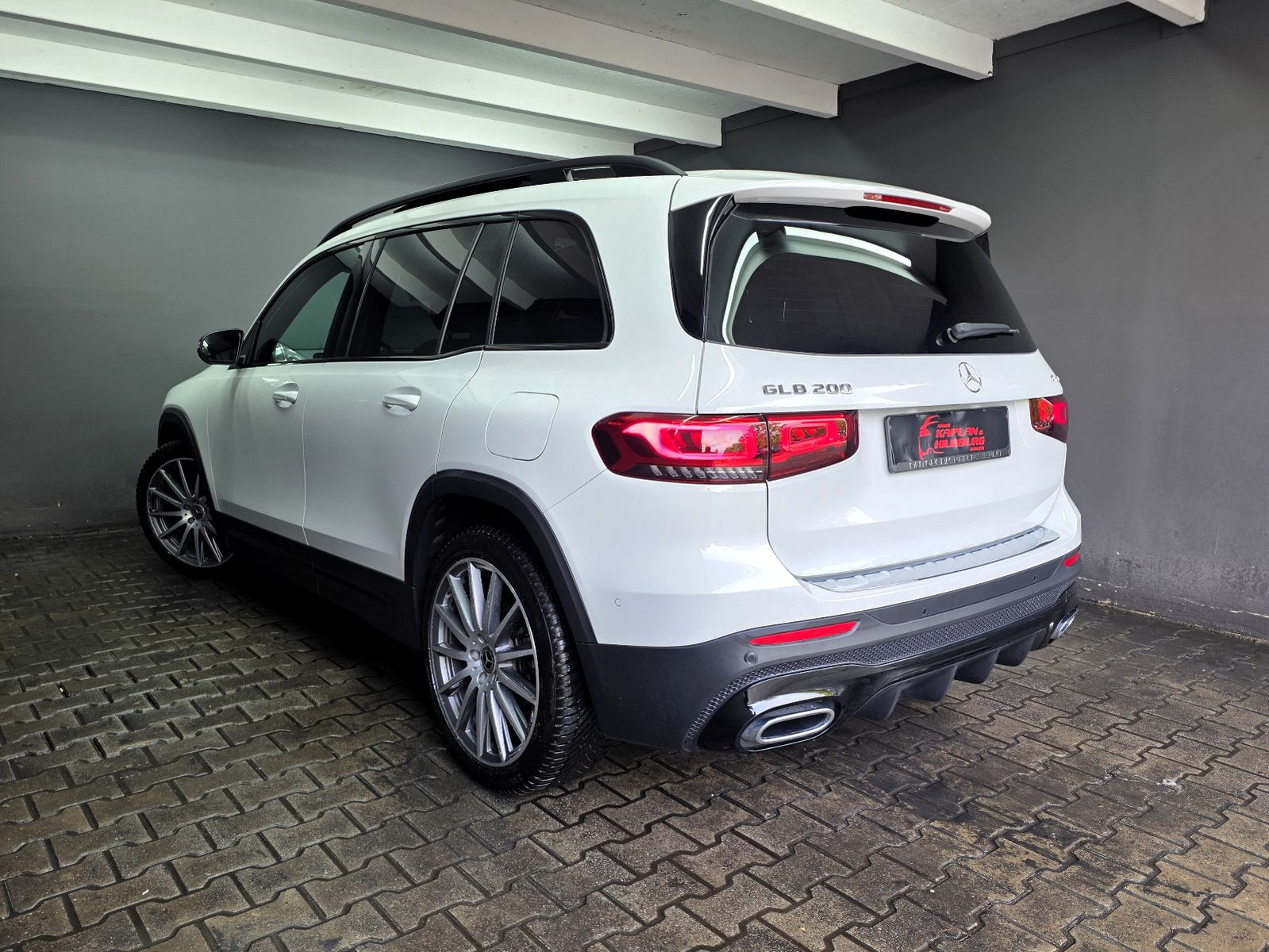 Mercedes-Benz GLB 200 4MATIC, AMG LINE, PANO, DISTRONIC, R-KAM foto 4