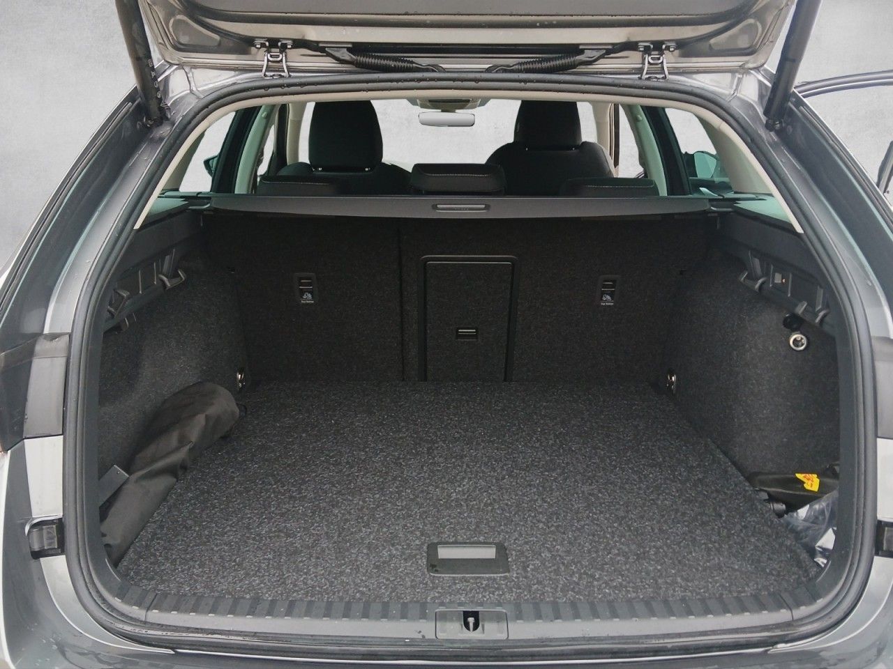 SKODA Octavia Combi 2.0 TDI 110 kW Selection Navi AHK - Bild 21