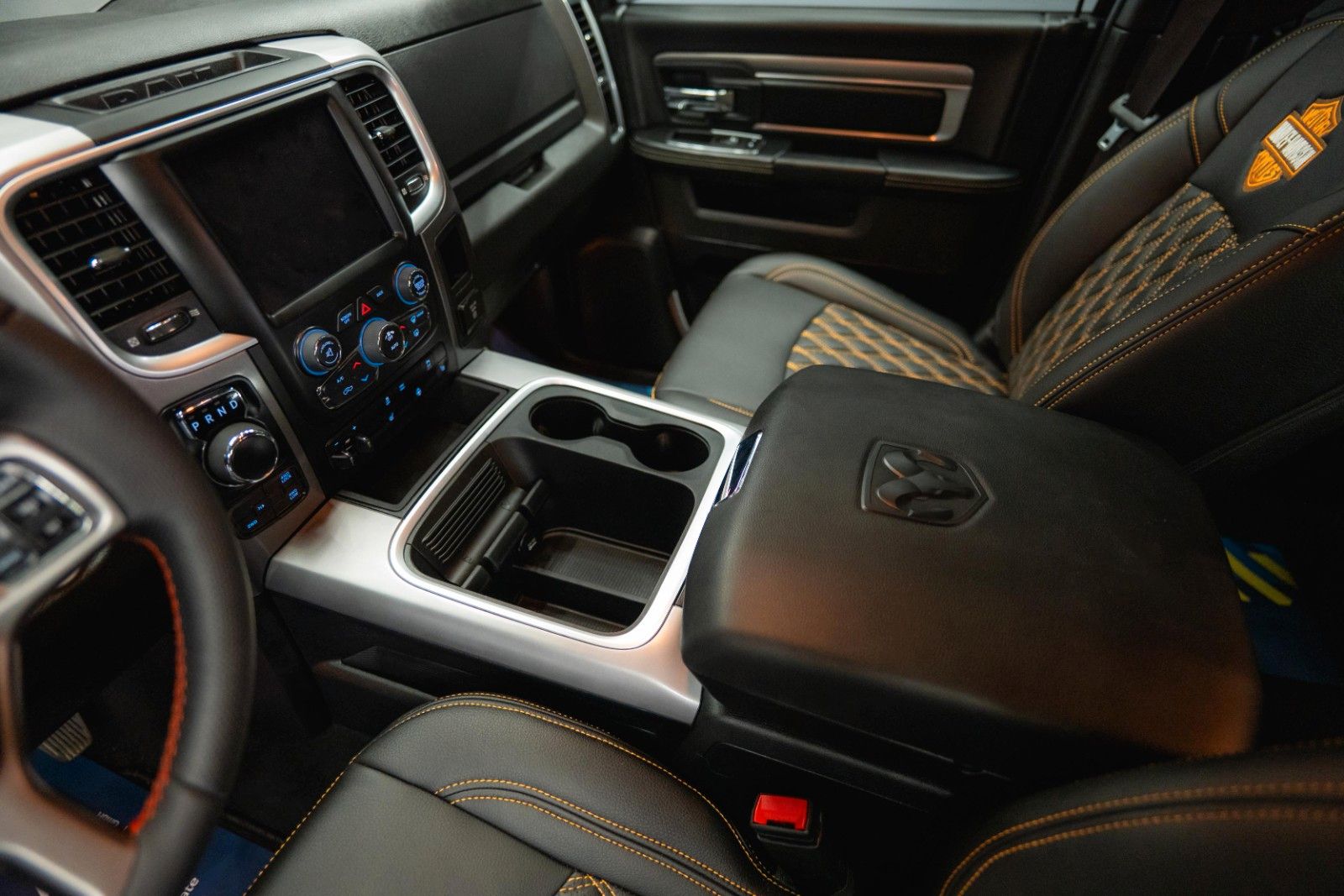 Fahrzeugabbildung Dodge RAM 5.7 V8 HEMI 4x4 OFFROAD Night HarleyDavidson