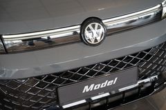 VW Tiguan 1.5 eTSI R-Line | Pano | HuD | AHK | 20" VW Tiguan 1.5 eTSI R-Line | Pano | HuD | AHK | 20"