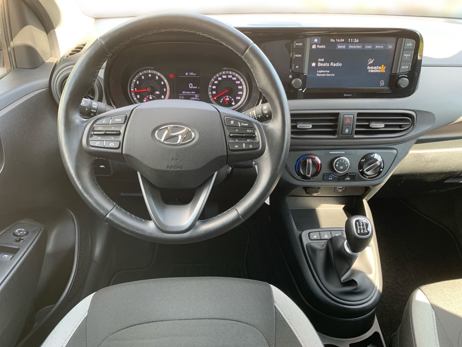 Fahrzeugabbildung Hyundai i10 1.0 Edition 30 1 Hand Allwetter