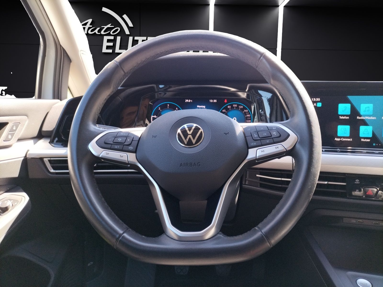 Fahrzeugabbildung Volkswagen Golf VIII Variant TDI Life LED Navi AID ACC PDC
