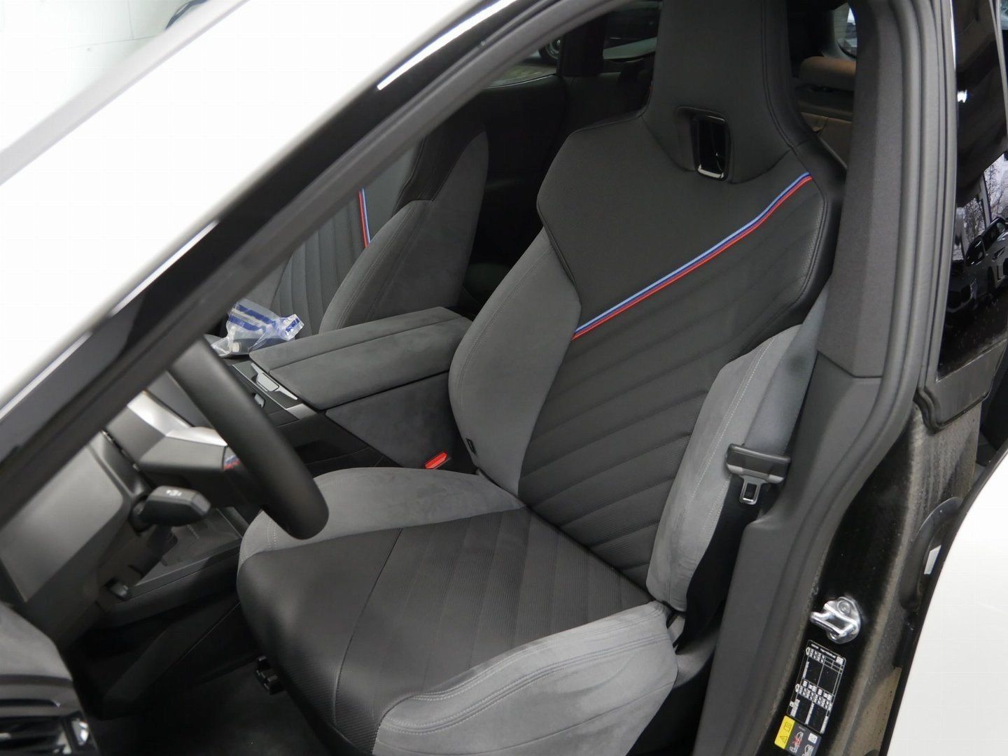 Fahrzeugabbildung BMW iX M70 | B&W| Panorama-Glasdach| Sitzbelüftung v