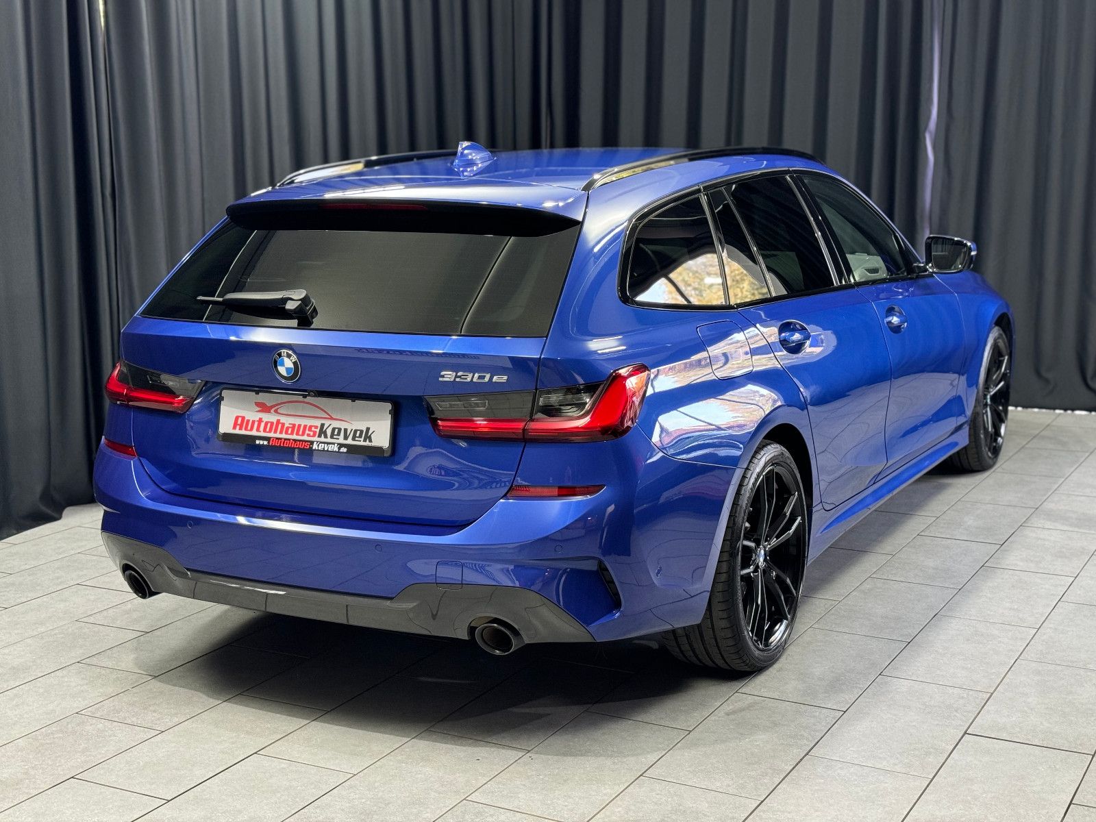 Fahrzeugabbildung BMW 330e M Sport Touring |LASER|HEAD-UP|HARMAN|LEDER