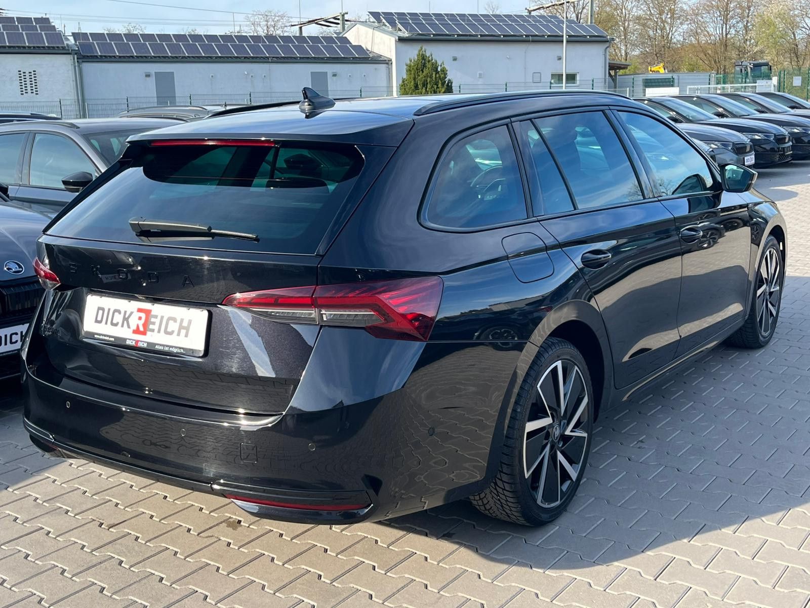 Fahrzeugabbildung SKODA Octavia 1.5 DSG Sportline PANO*MATRIX*AHK*5J.GAR