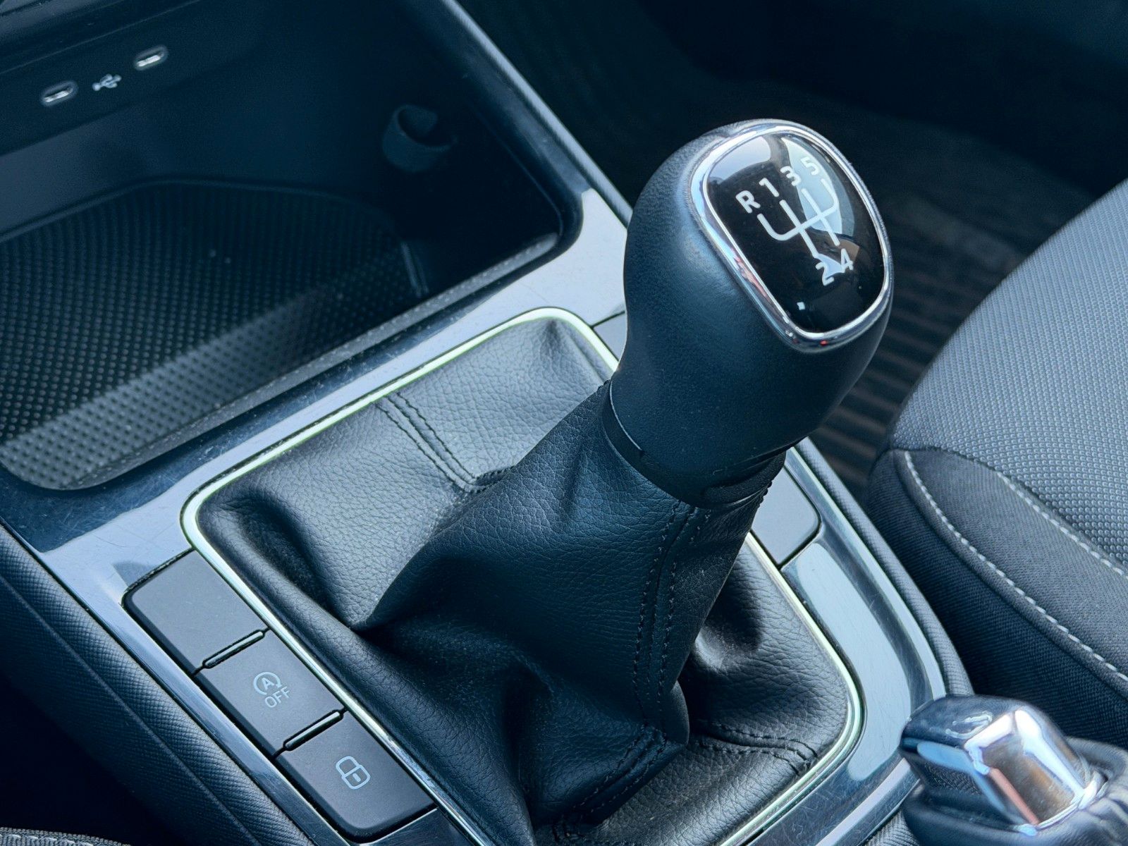 Fahrzeugabbildung SKODA Fabia 1.0 MPI Selection *Klima*Allwetter*Stzhzg*