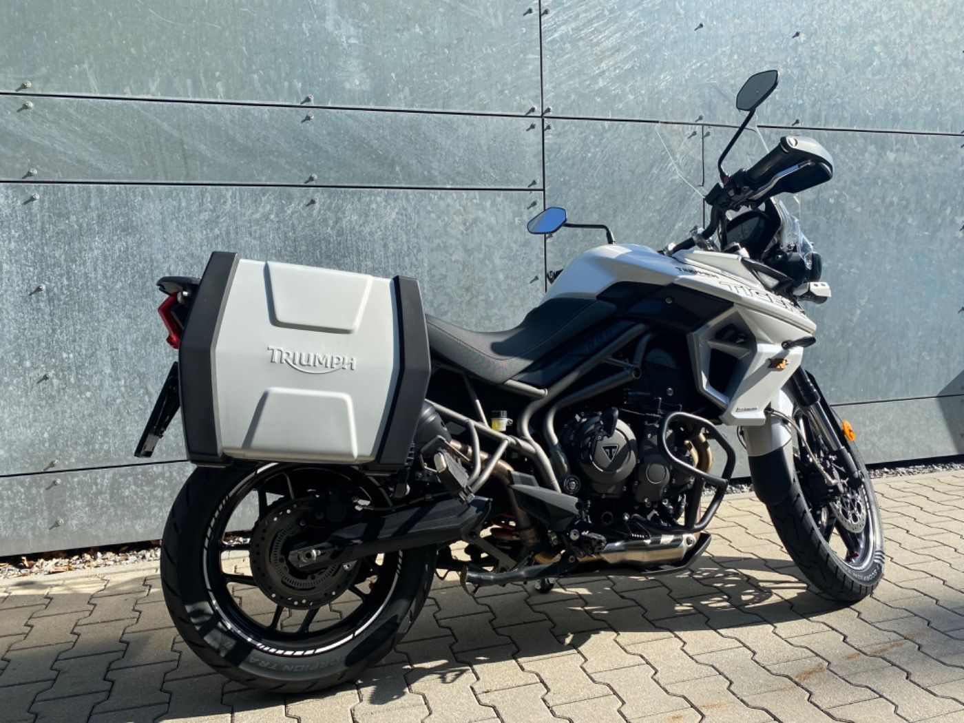 Fahrzeugabbildung Triumph Tiger XRX 800 Wilbers Tieferlegung Seitenkoffer