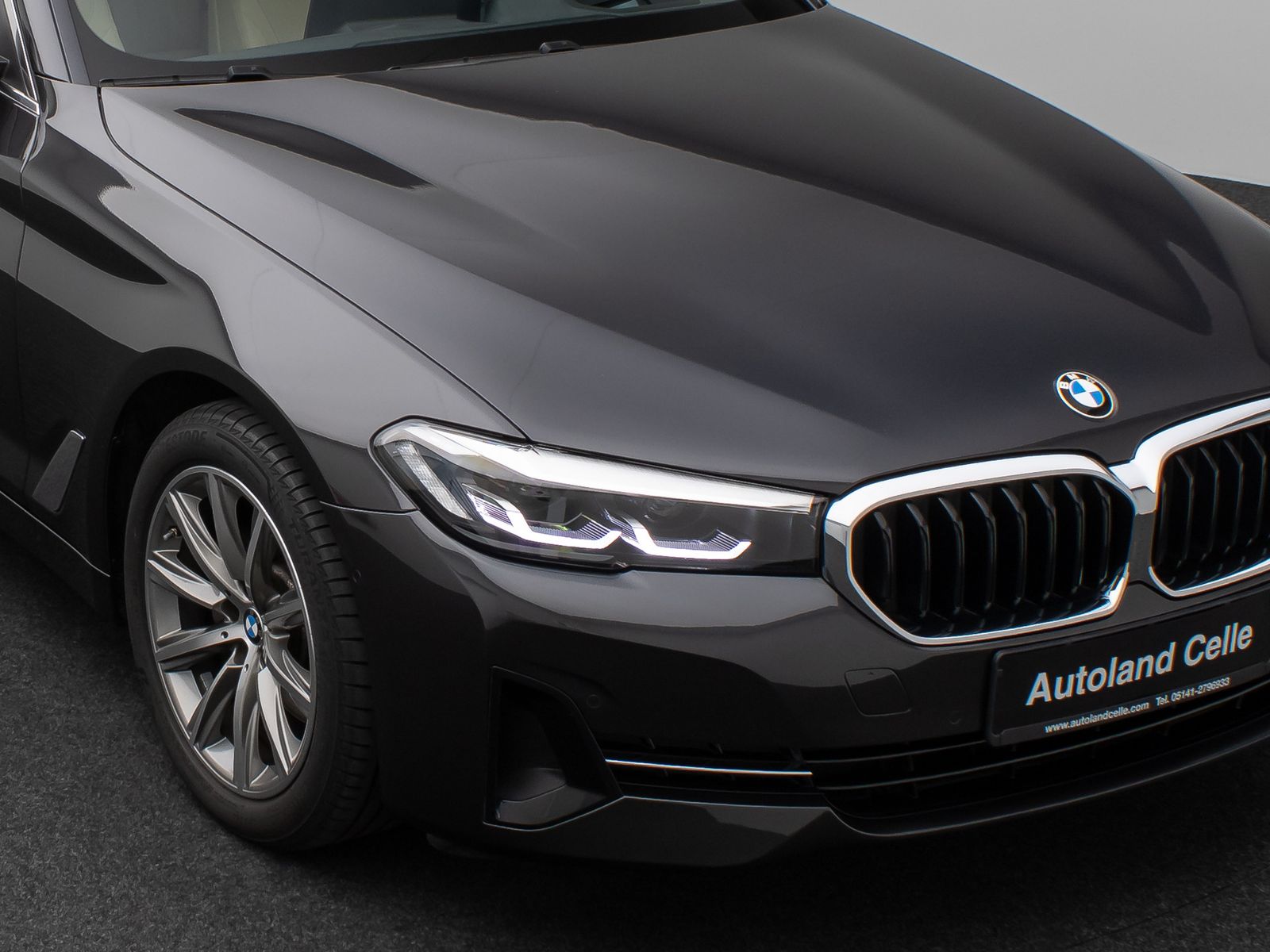 Fahrzeugabbildung BMW 520d Kamera HUD DAB CockPitPro Sitzhzg Alarm LED