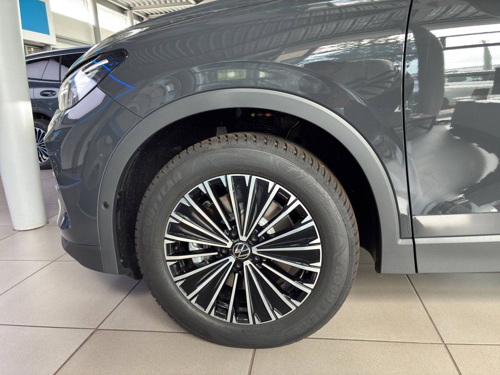 Fahrzeugabbildung Volkswagen Tiguan 2.0 TSI 4Motion W Life 360,AHK,Kamera,LED