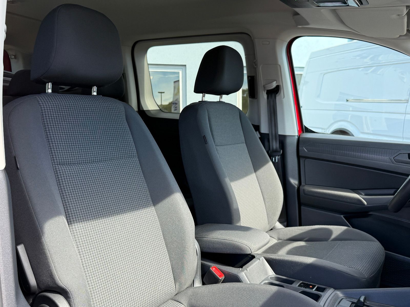 Fahrzeugabbildung Volkswagen Caddy California Maxi DSG ACC AHK LED Kam Sthz