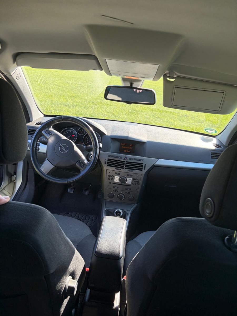 Opel Astra 2006 — салон