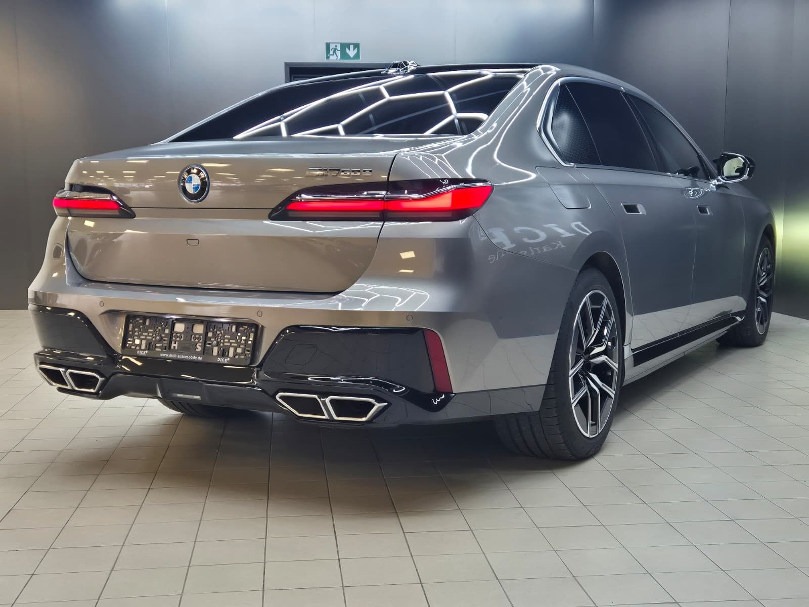 Fahrzeugabbildung BMW M760 e xD M PAKET+PANO+HEAD+SOFT+MEMO+B&W+360°+