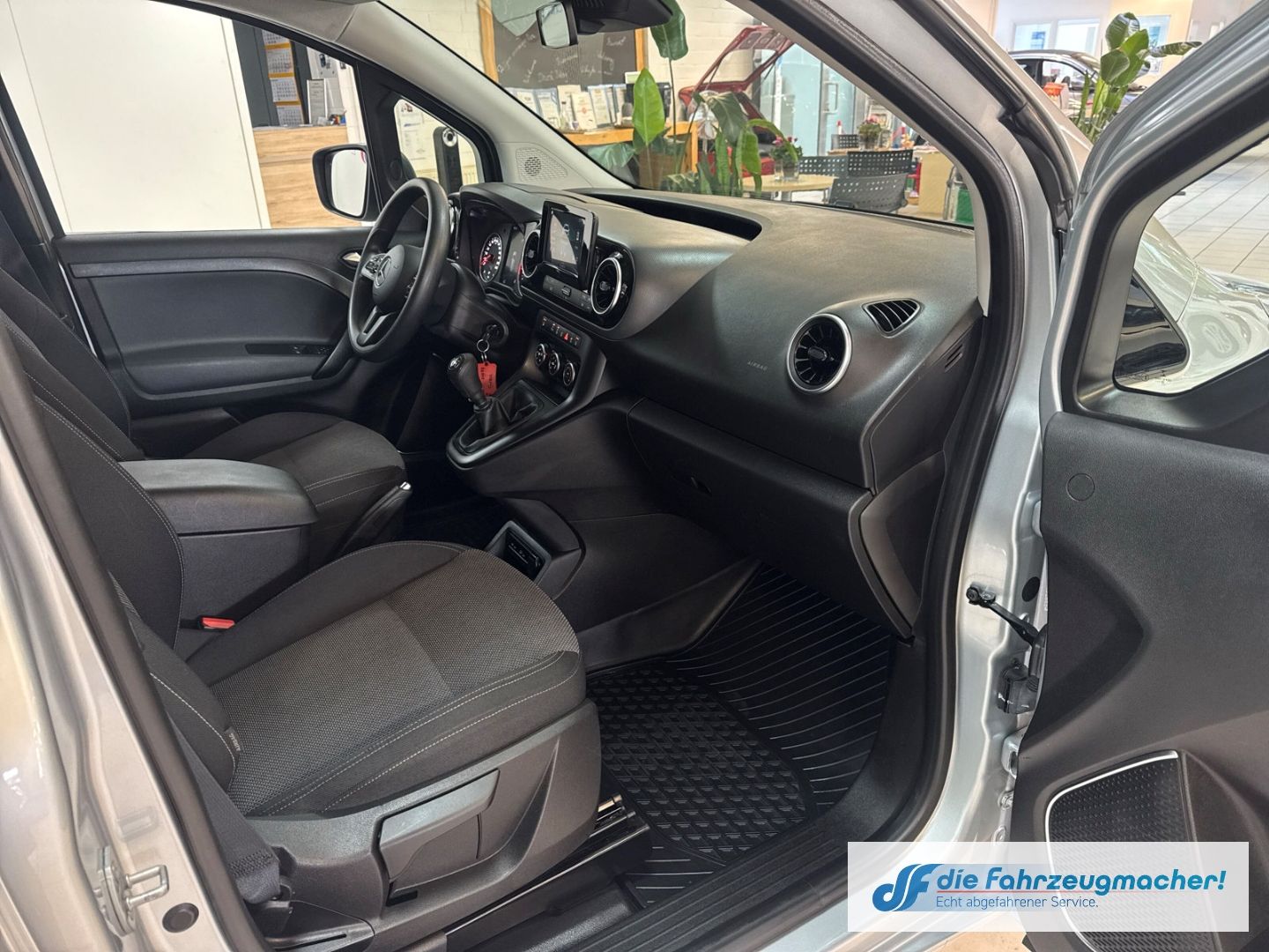 Fahrzeugabbildung Mercedes-Benz Citan Kombi 113 Tourer AHK DAB SHZ Totwi Spur.Ve