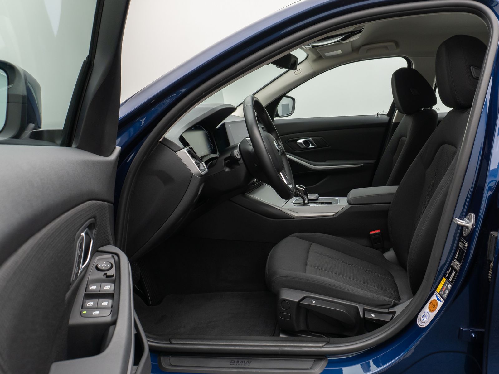Fahrzeugabbildung BMW 330e CockPitPr Navi PDC Alarm Geschwindigkeitsre
