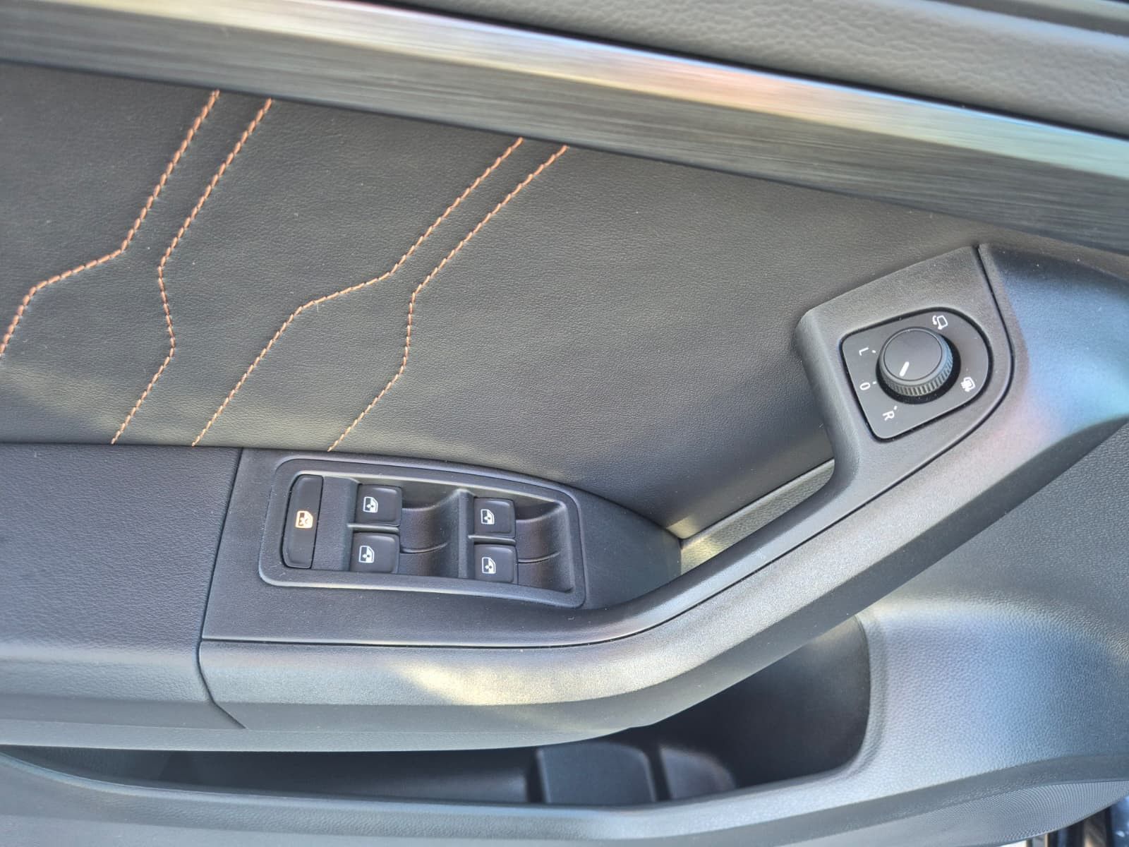 Fahrzeugabbildung CUPRA Ateca 1.5 TSI DSG PANO*DINAMICA*ACC*KAM*AHK*19"