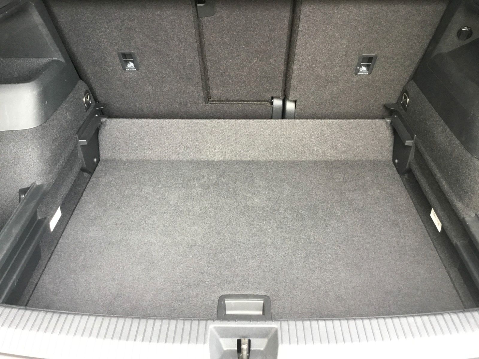 Fahrzeugabbildung Volkswagen Tiguan 2.0 TDI DSG 4M R-Line+AHK+20"+Matrix+Pano